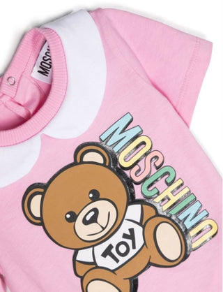 Moschino-Strampler mit Lätzchen und Mütze MUY04S mit Clips