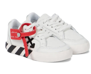 Off-White Vulcanized OGIA001F Sneakers mit Schnürsenkeln