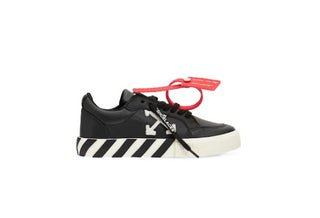 Off-White Vulcanized OGIA001F Sneakers mit Schnürsenkeln