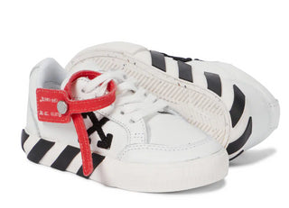 Off-White Vulcanized OGIA001F Sneakers mit Schnürsenkeln